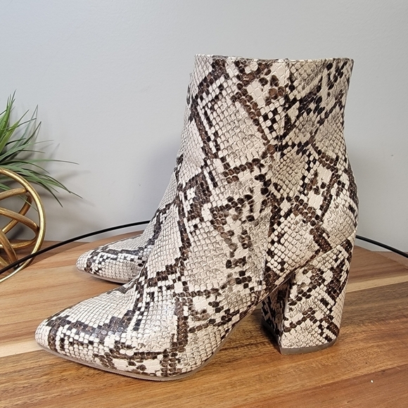 Sugar Evvie Snakeskin Print Boots Size 7 - Picture 5 of 14